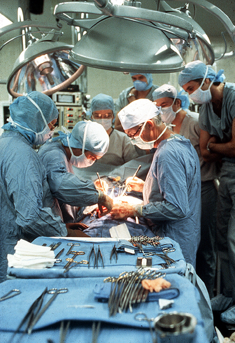 Norman Shumway, Bruce Reitz, and surgical team performing the world&rsquo;s first successful heart-lung transplant in 1981.
